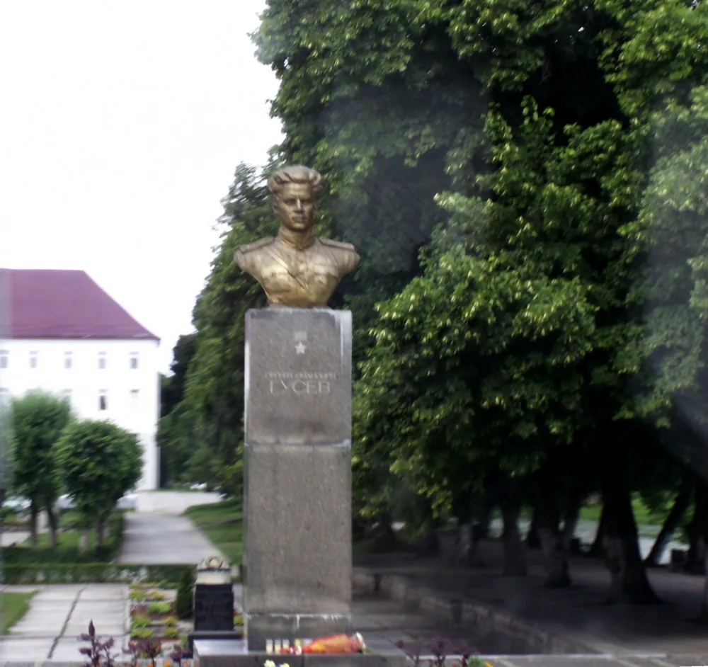 Бюст капитана С.И. Гусева (1918 -1945), Героя Советского Союза (Гусев)