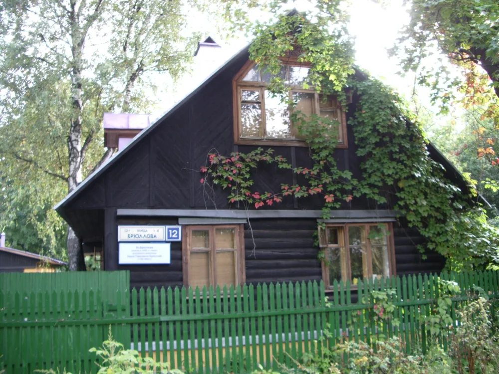улица Брюллова 12