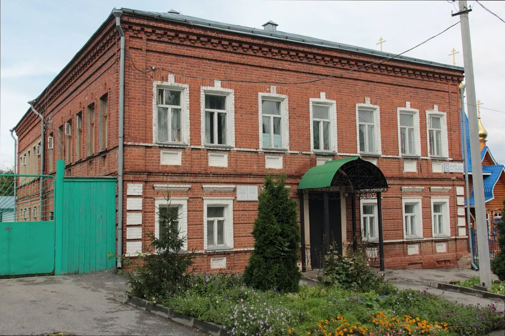 Каменный двухэтажный дом