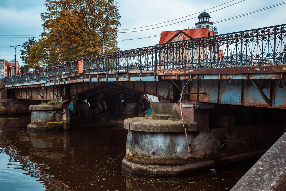 «Медовый мост» через р. Преголя (Калининград)