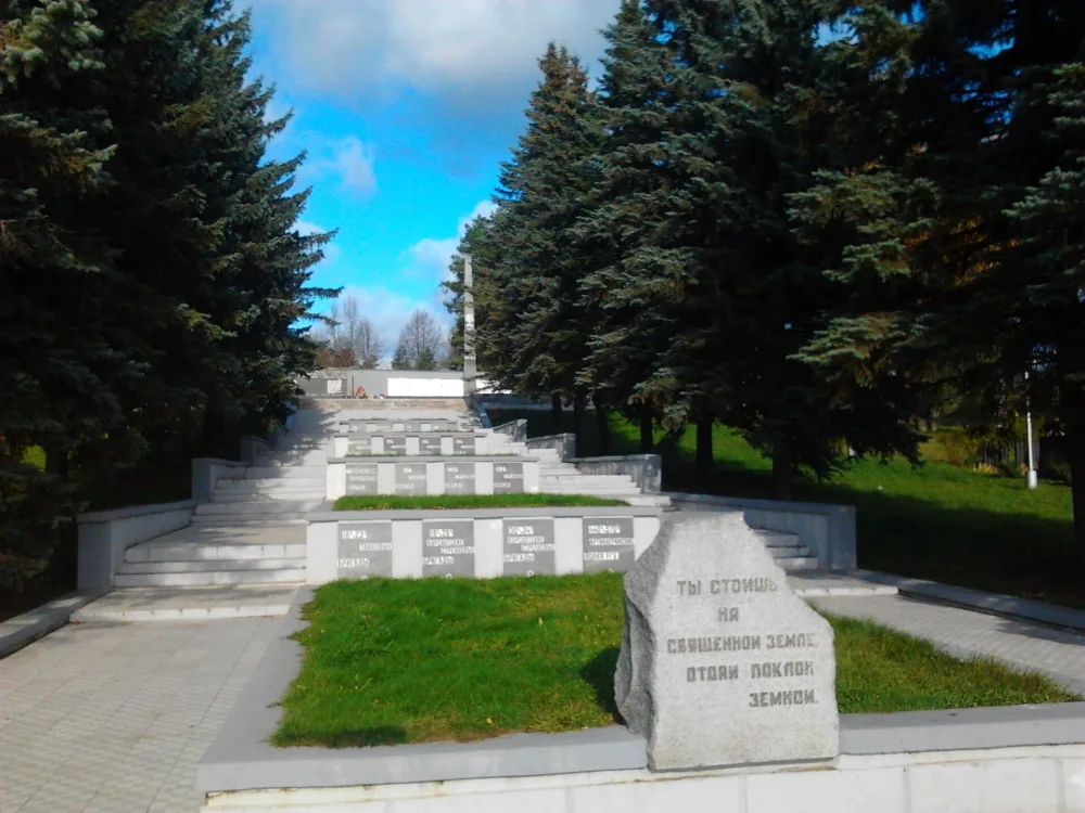 Мемориальный комплекс в честь воинов 49-й армии, погибших в боях с немецко-фашистскими захватчиками при обороне Москвы в октябре-декабре 1941 г. (Кремёнки)