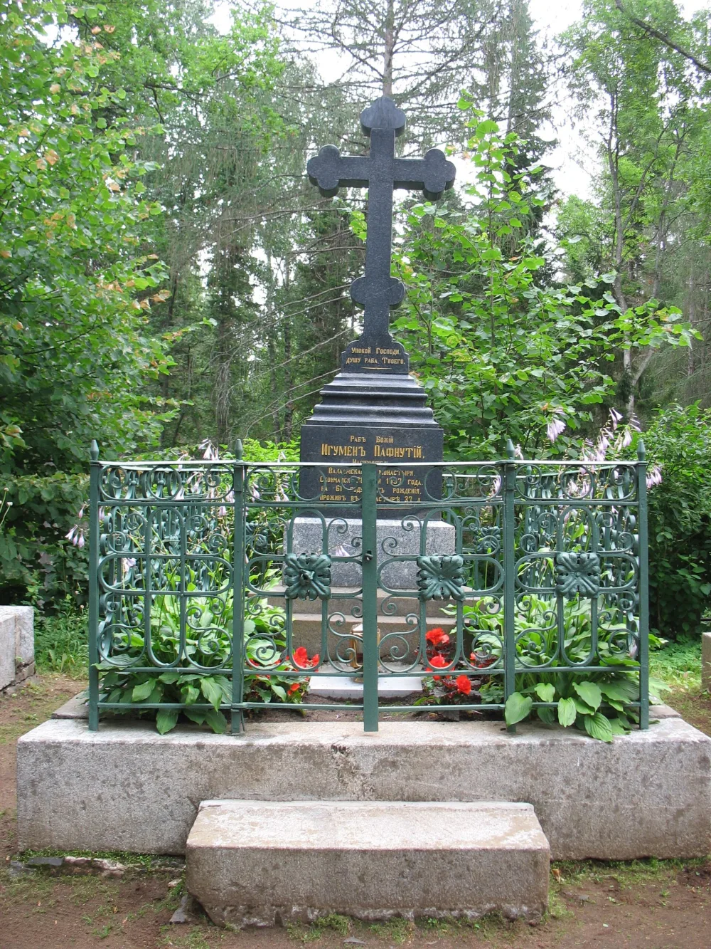 Надгробие на могиле игумена Пафнутия (1846-1907) (Сортавальское г.п.)