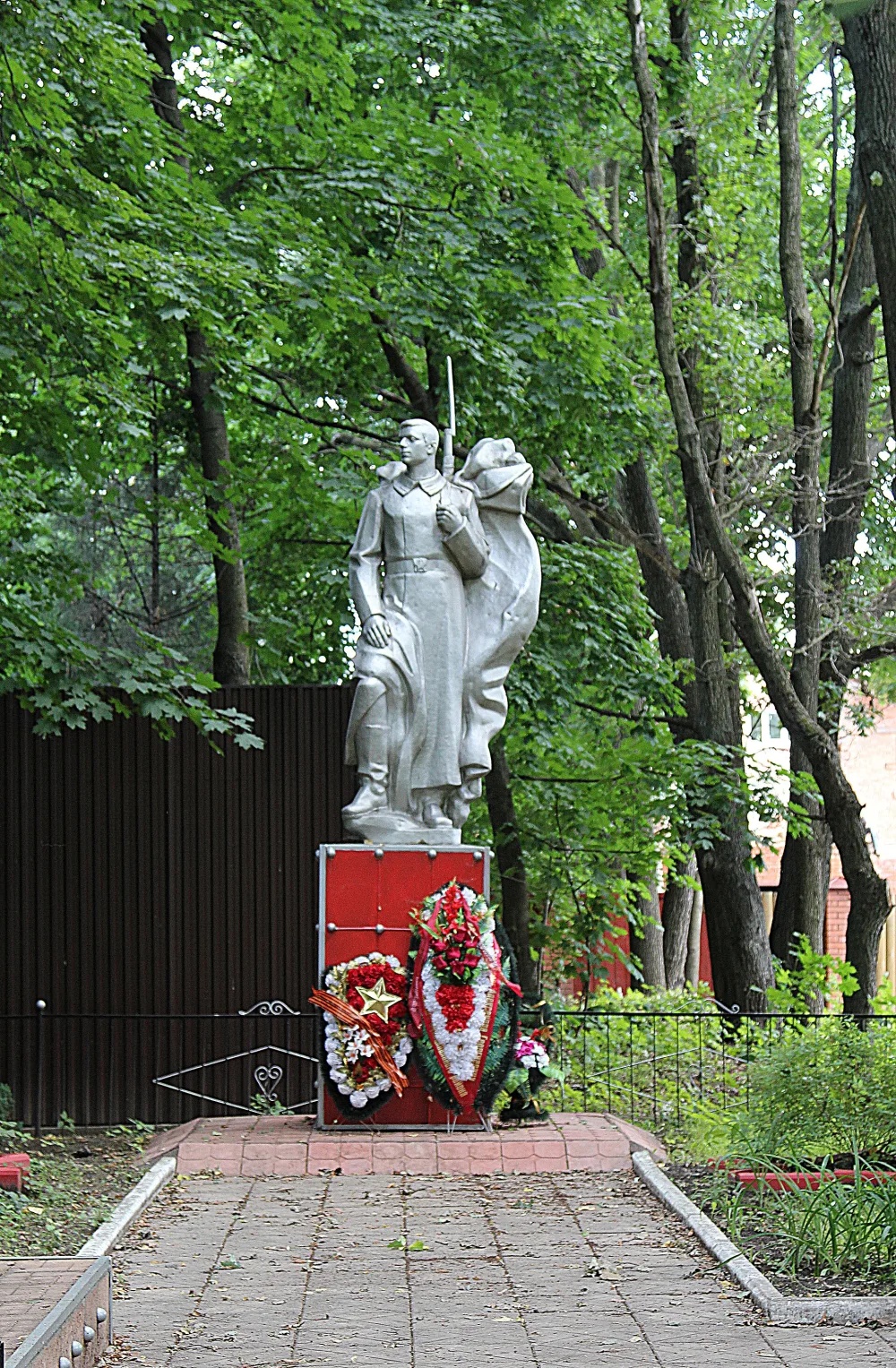 Братская могила советских воинов (Жаворонки)
