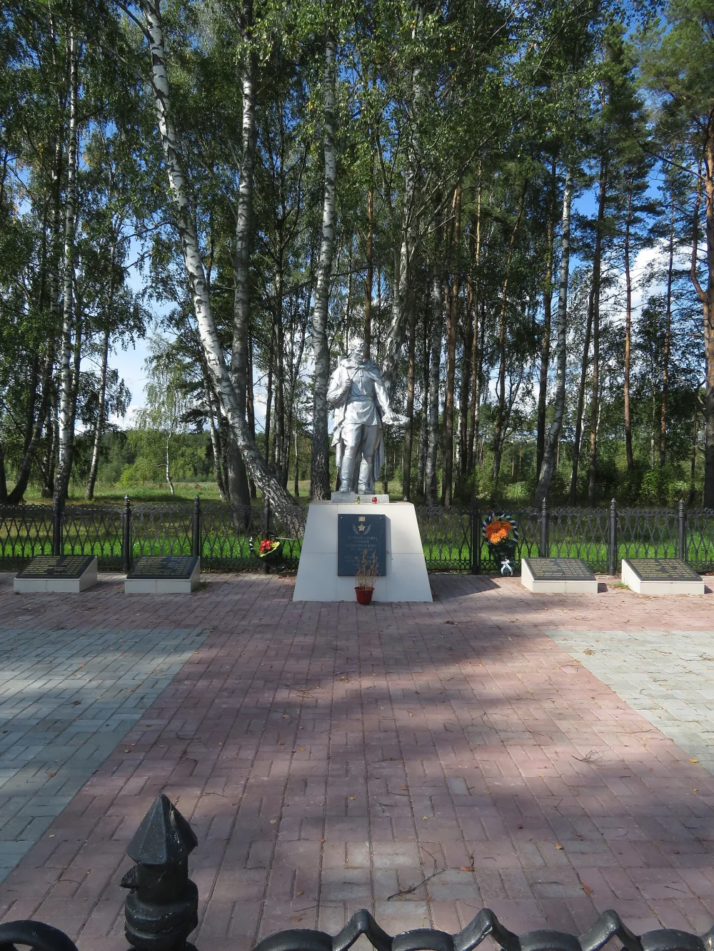 Братская могила советских воинов, погибших в боях с фашистами (Архангельское)