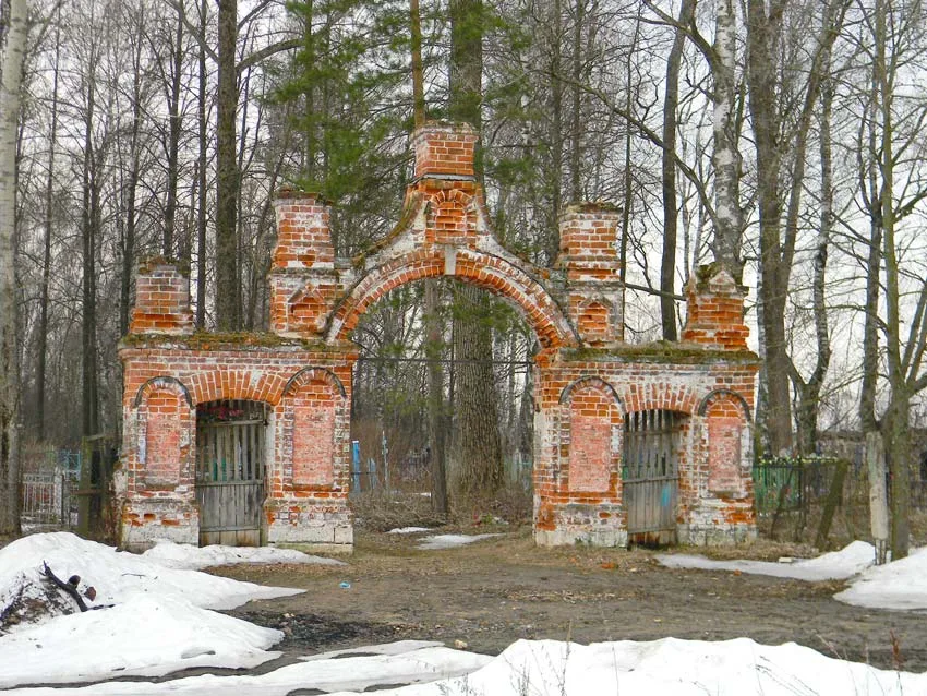 Ворота кладбища (Корзино)