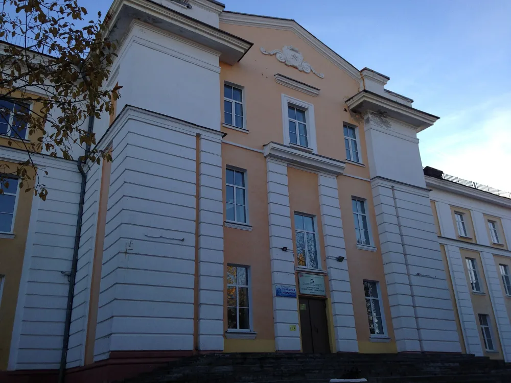 Здание учебного корпуса Мончегорского политехнического колледжа (Мончегорск)