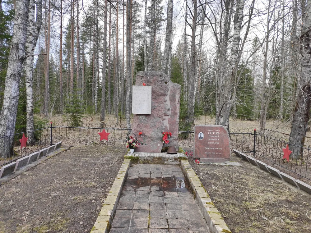 Братская могила советских воинов (Лоймольское с.п.)