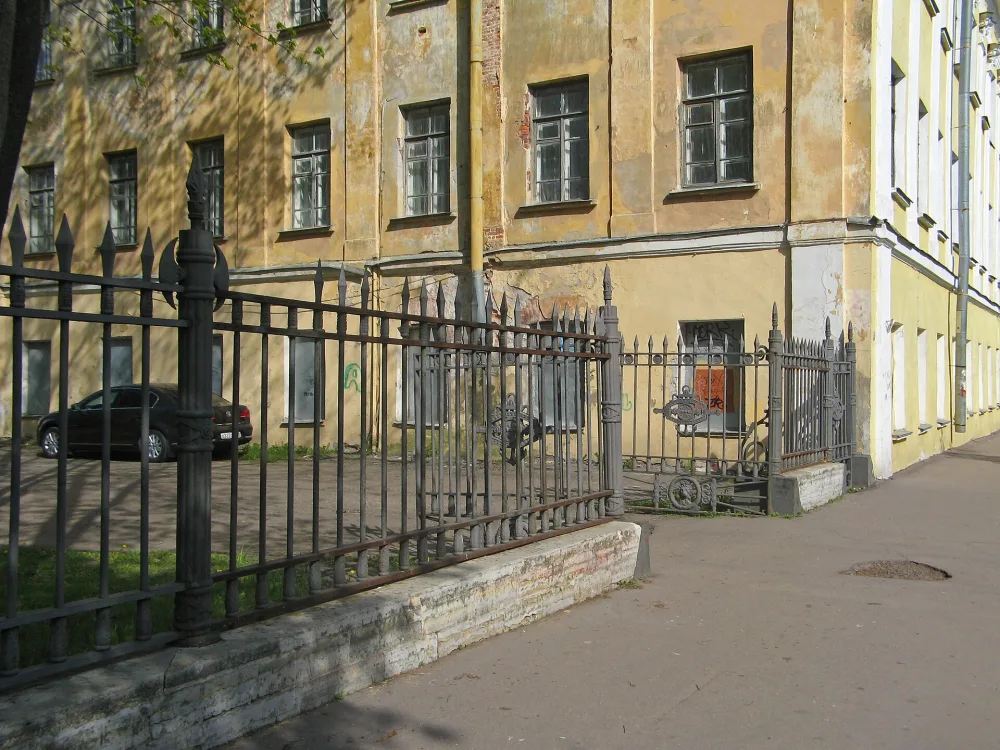Ограда у дома Макаровская улица, 1, от казармы до канала им. Петра Великого