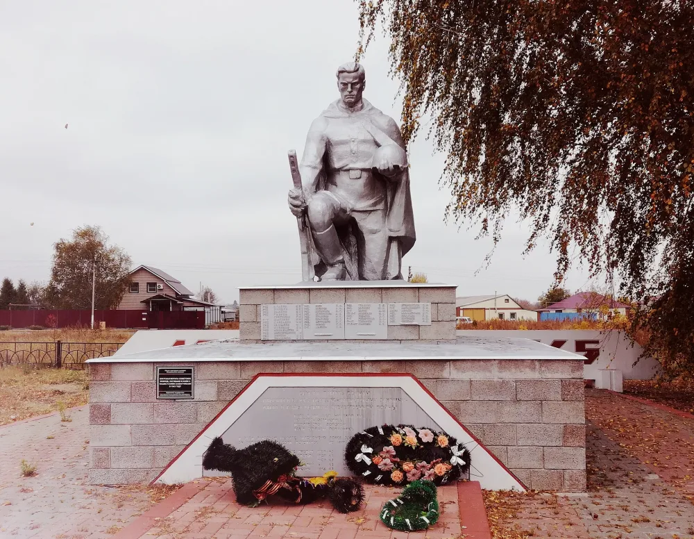 Братская могила 300 советских воинов