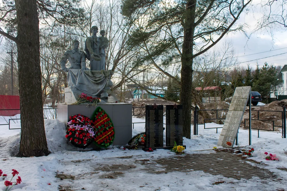 Братское кладбище, где похоронены воины Советской Армии, погибшие в боях с немецко-фашистскими захватчиками в период Великой Отечественной войны за освобождение г. Чудово