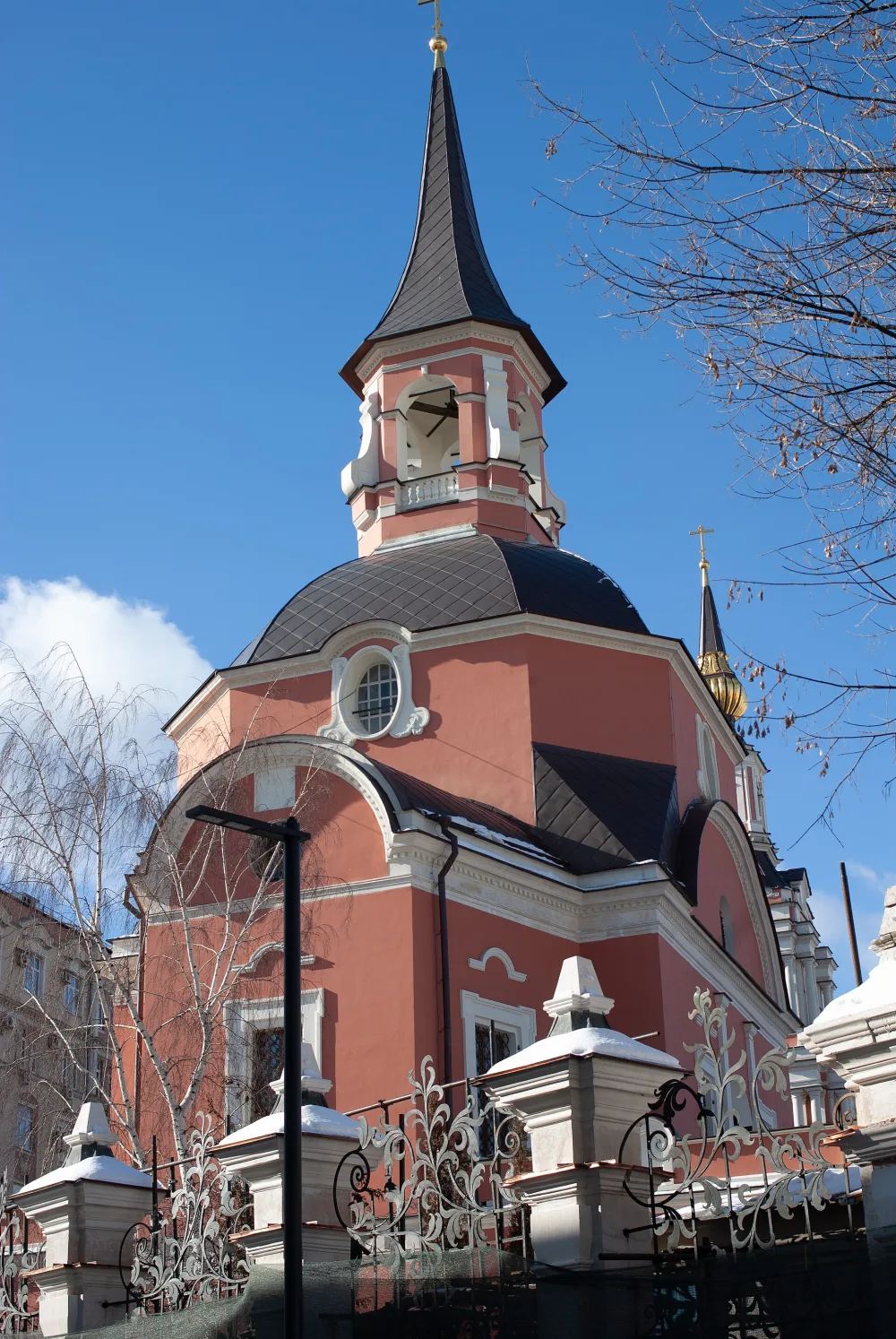 Новая Басманная улица 11/6-4/3 с4, Здание церкви Петра и Павла