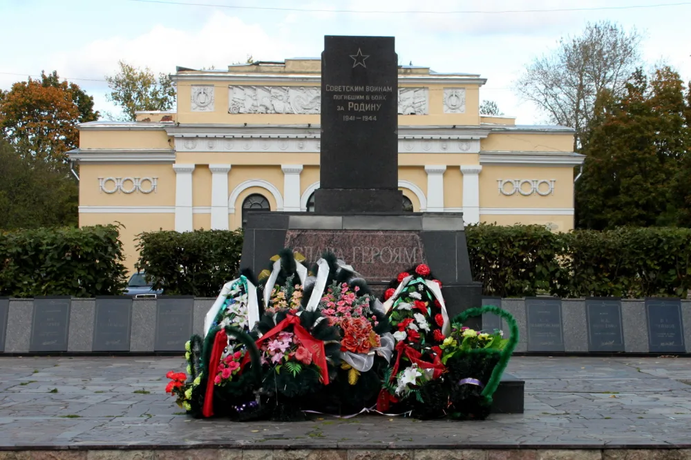Братское захоронение советских воинов, погибших во время Гражданской и Великой Отечественной войн; в числе захороненных — Герой Советского Союза И.А. Графов (1924-1944)