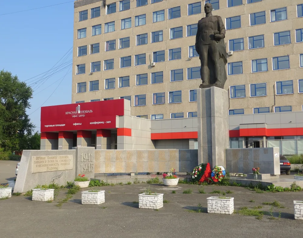 Памятник работникам Высокогорского механического завода, погибшим в годы Великой Отечественной войны