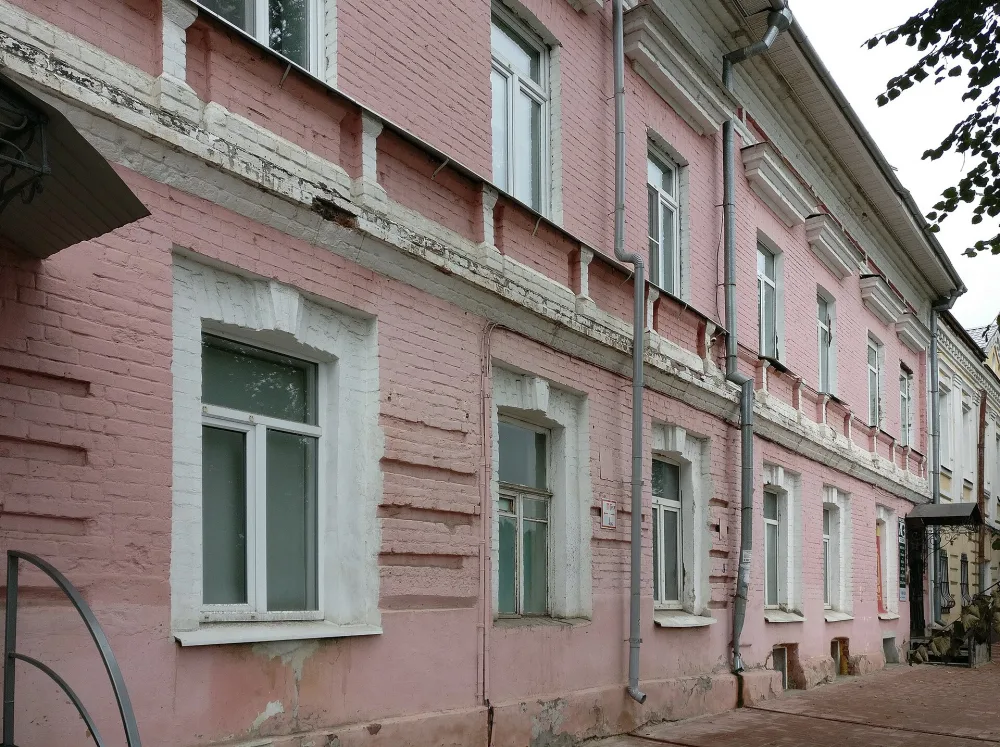 Жилой дом священнослужителей (дом Ромашова с лавками Свежерыбного ряда) (Ярославль)