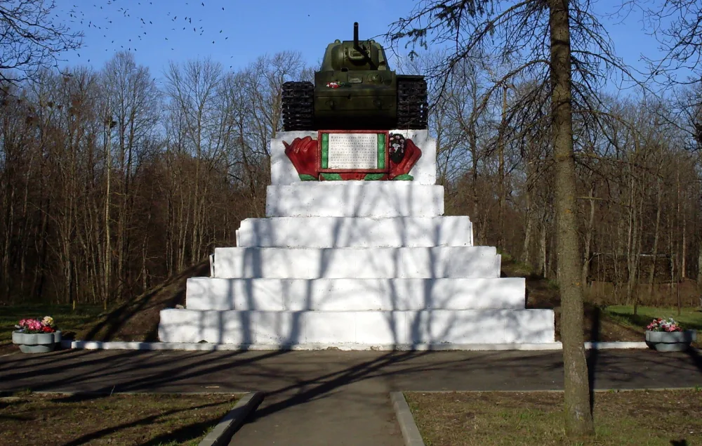Памятник советским танкистам, отличившимся в боях за Ленинград в 1944 году (Танк «КВ-1», установленный в честь освобождения Ропши 19 января 1944 г.) (Ропша)