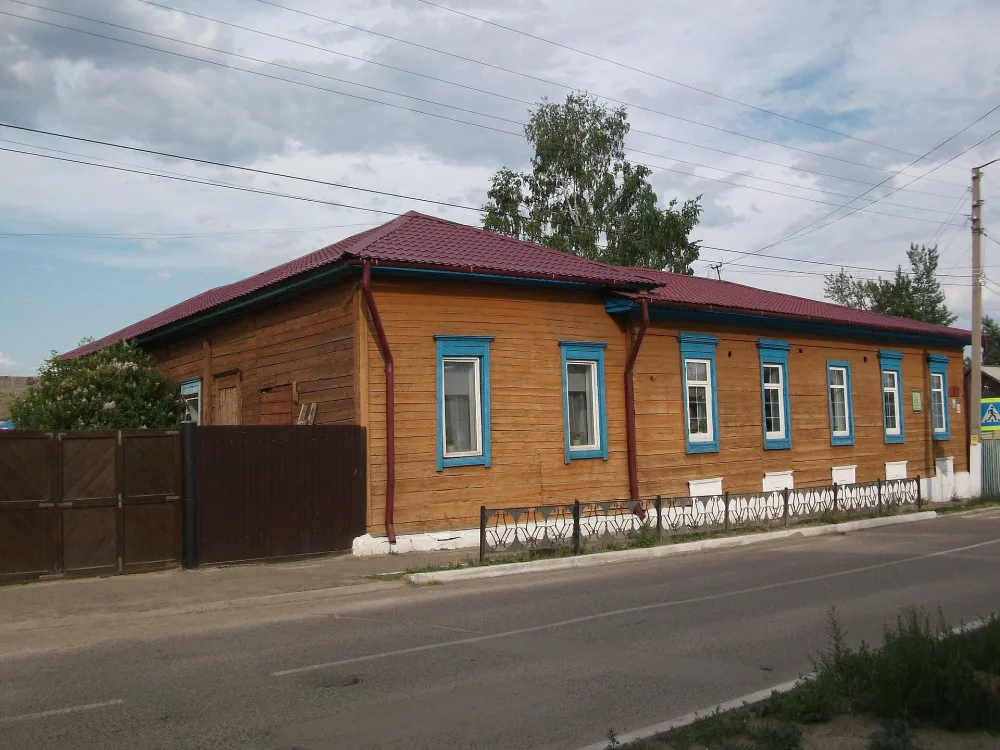 Дом, в котором жили исследователи края, организаторы и руководители кяхтинского отделения Русского географического общества и Кяхтинского краеведческого музея супруги Моллесон