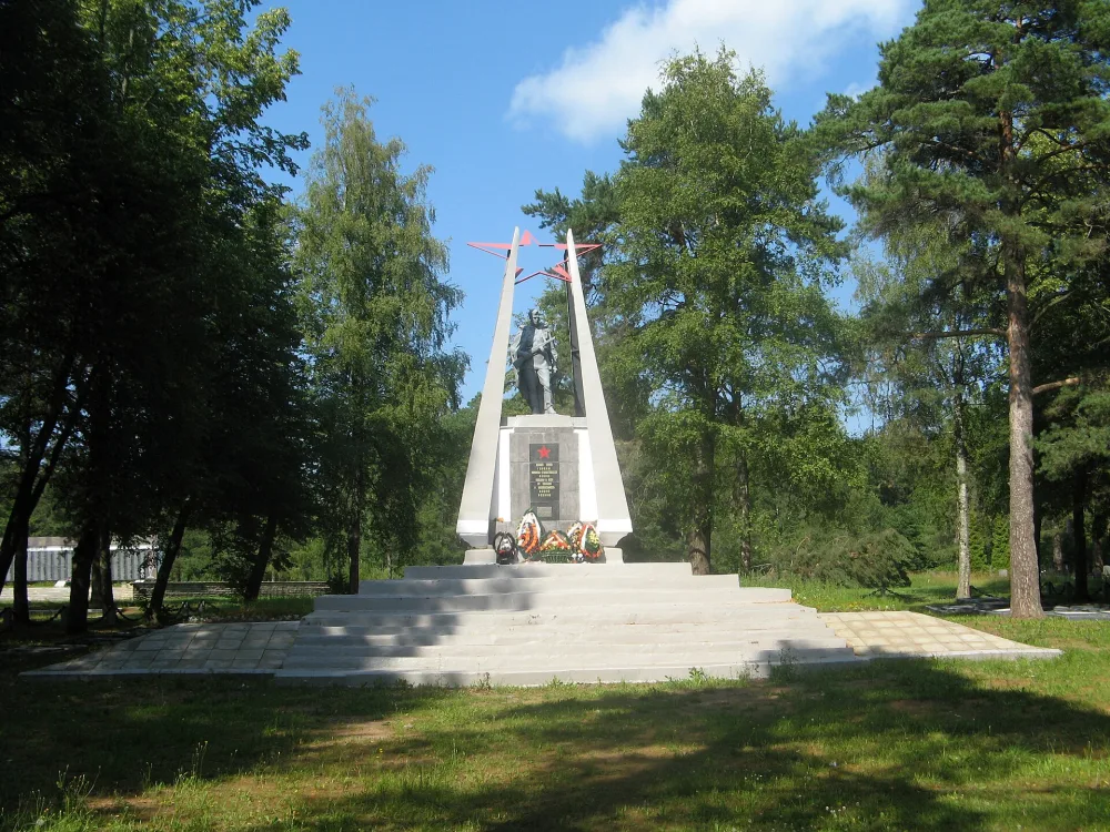 Братское захоронение советских воинов, погибших в 1941-1944 гг., среди погибших — Герой Советского Союза П.С. Шитов (Кингисепп)