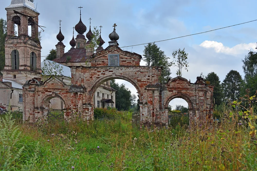 Ограда с воротами (Романово)