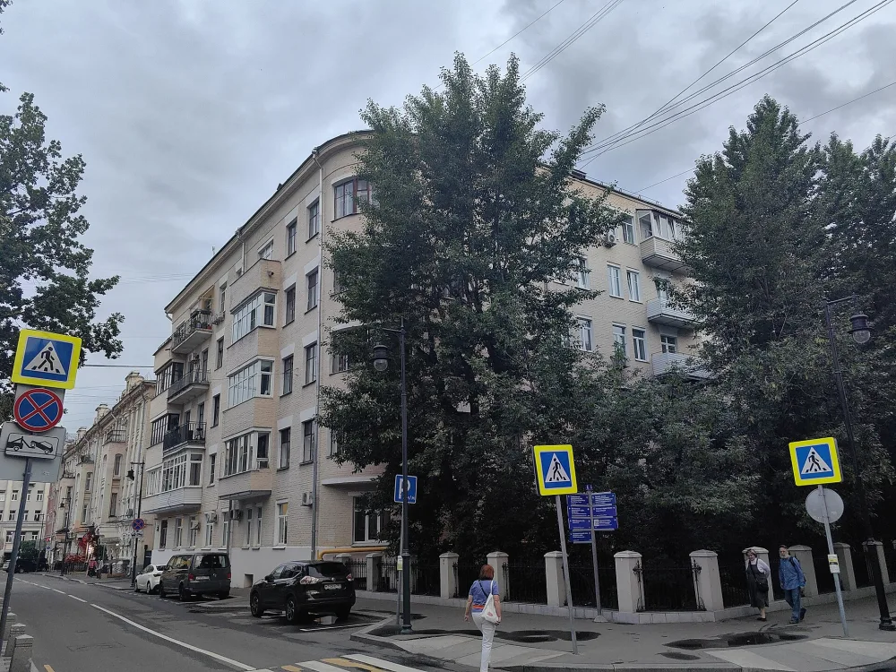 Жилой дом с оградой (Арбат)