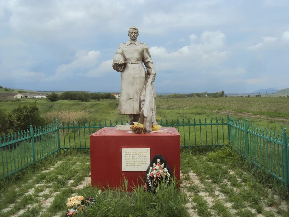 Братская могила советских воинов