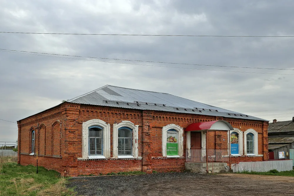 Жилой дом с лавкой
