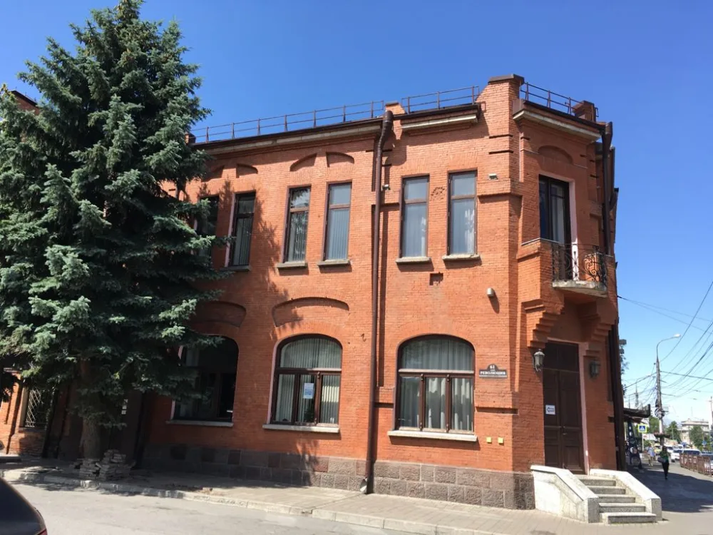Дом 50 на улице Кирова/ Дом 61 на улице Революции