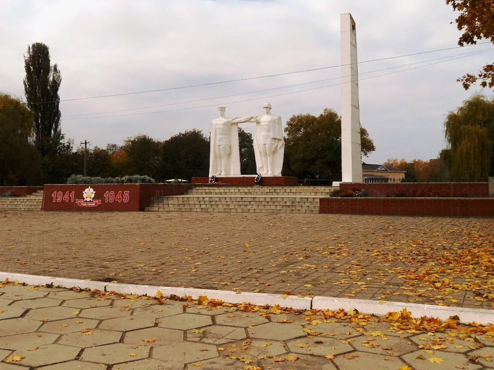Братская могила советских воинов, погибших в борьбе с фашистами