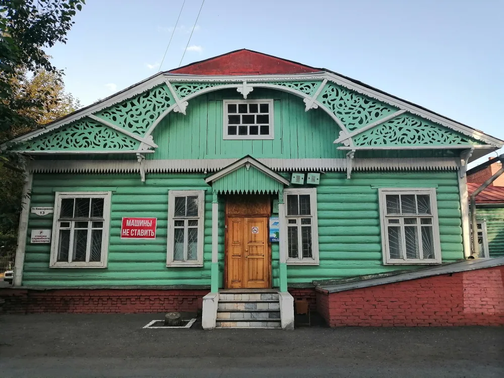 Особняк, образец застройки улицы (Омск)