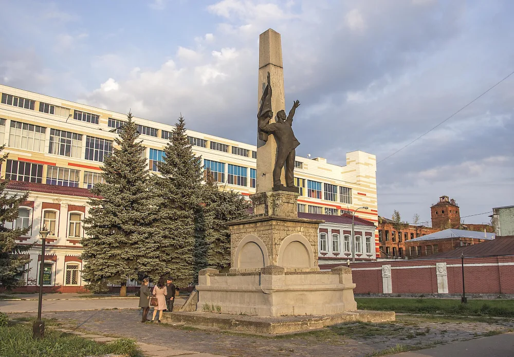 Памятник участникам Морозовской стачки 1885 г. и могилы Моисеенко Петра Анисимовича и Бугрова Игната Васильевича (Орехово-Зуево)
