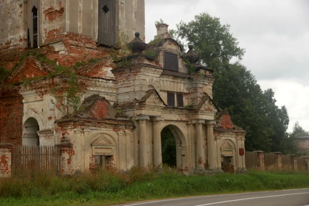 Святые ворота церкви Покрова (Веретея)