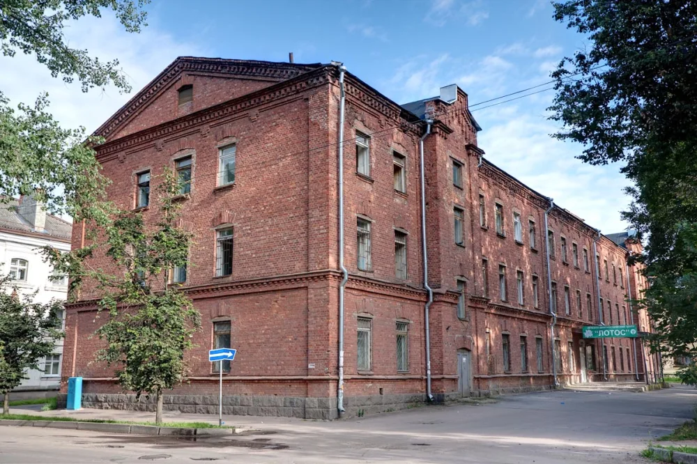 Здание бывших Красных казарм (Великий Новгород)