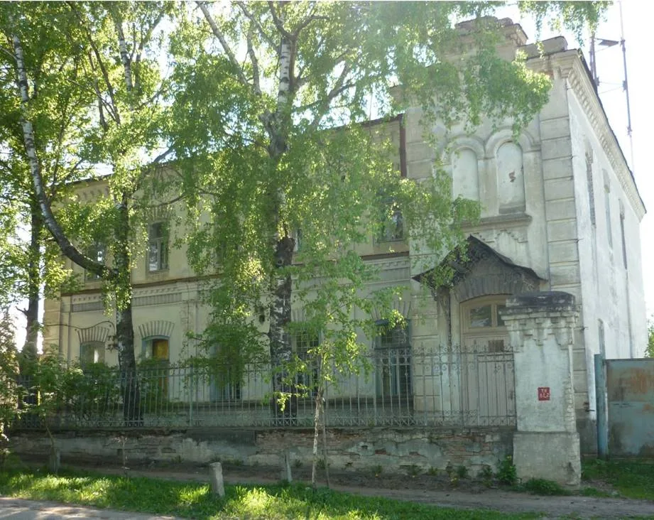 Уездное казначейство с кованой металлической решеткой (Ардатов)
