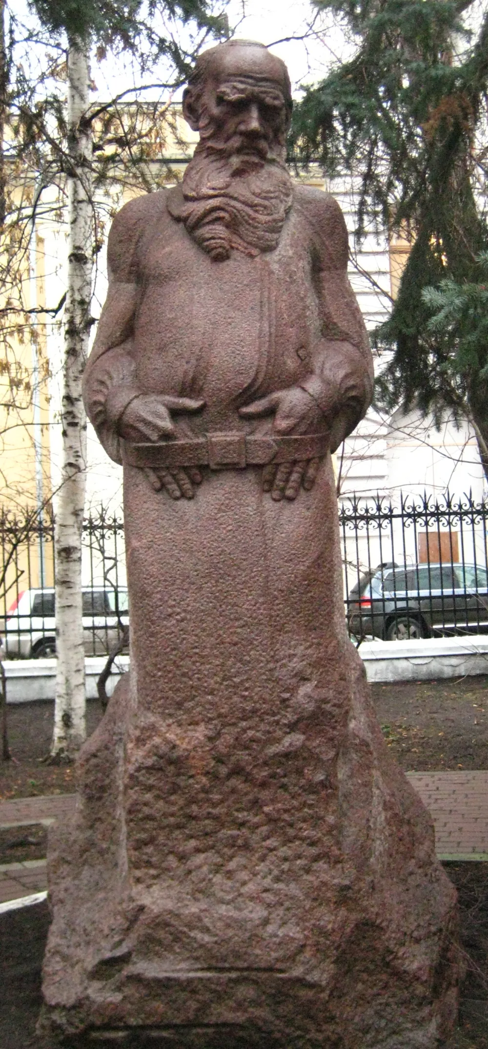 Памятник Льву Толстому на Пречистенке