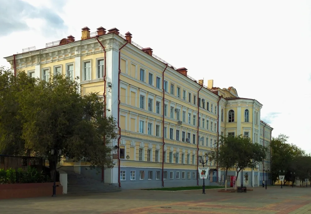 Здание Оренбургского высшего авиационного училища, в котором в 1955-1957 гг. учился первый в мире летчик-космонавт Юрий Алексеевич Гагарин (прогимназия военная; Кадетский корпус)