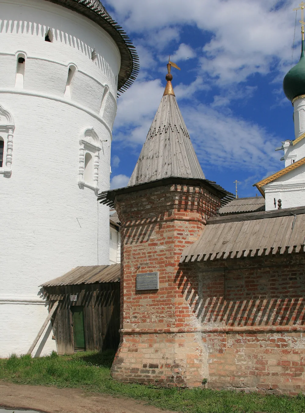 Башня северо-западная стены Митрополичьего сада (Ростов)