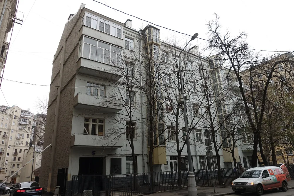 Здание, где находятся квартиры, в которых в 1928-1932 гг. жили: режиссёр В.Э. Мейерхольд, актёр В.Д. Тихомиров в 1928-1956 гг., М.Н. Берсенев в 1928-1951 гг. и другие деятели культуры