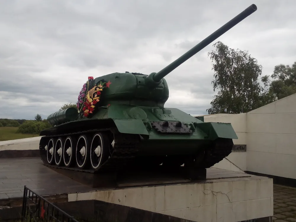 Танк Т-34-85 и 76-мм противотанковая пушка, установленные на рубеже обороны советских войск (Волотово)