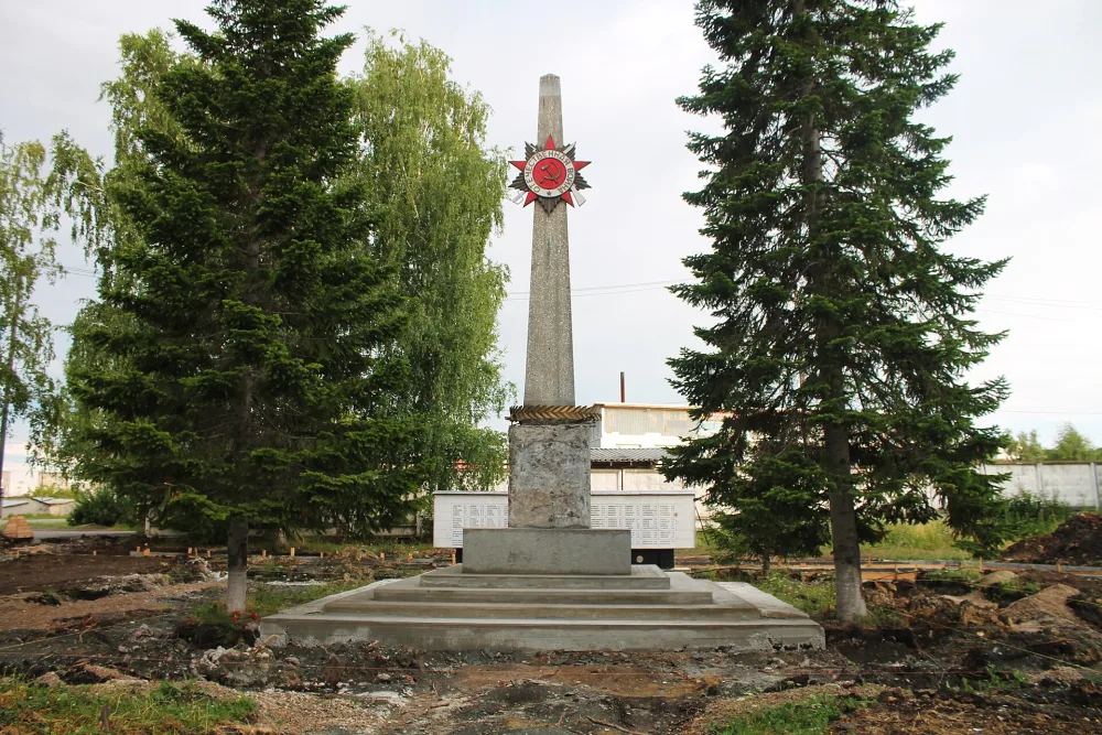 Обелиск в память рабочих Ирбитского стекольного завода, погибших в годы Великой Отечественной войны 1941-1945 гг. (Ирбит)
