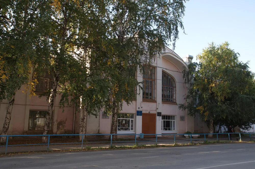 Здание гимназии — бывший купеческий особняк (Невьянск)