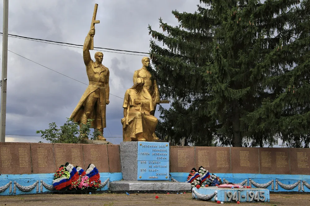 Обелиск воинам-землякам, погибшим в годы Великой Отечественной войны 1941- 1945 гг. (Большие Уки)