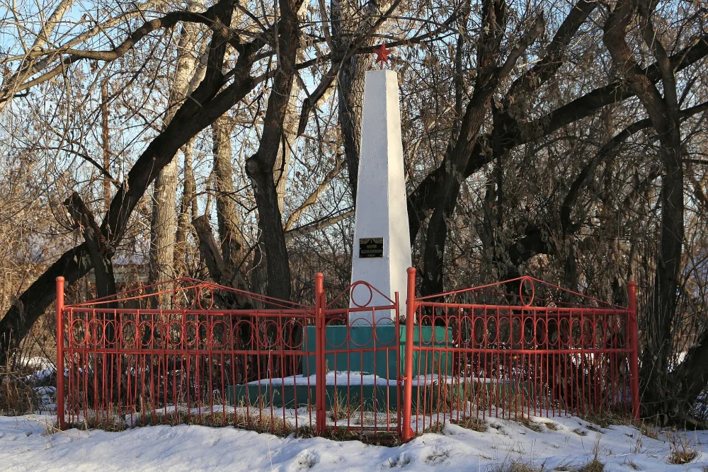 Могила В.Е. Николаева, милиционера, погибшего от рук кулаков (Низовое)