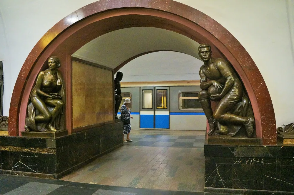 Перронный зал метро Площадь Революции с архитектурно-художественными интерьерами (Тверской)