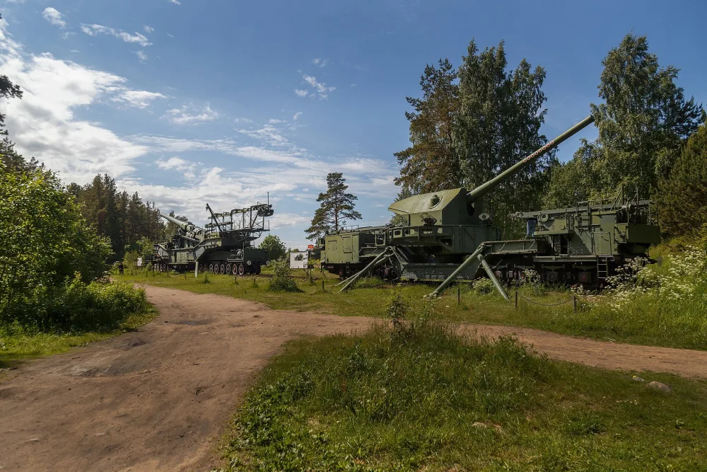 Площадка боевой техники, где установлено пять артиллерийских орудий различного назначения (Форт Красная Горка)