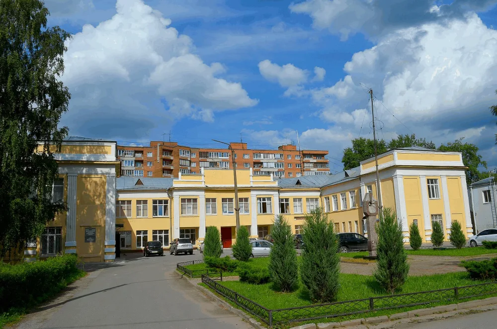 Здание, где в июле-августе 1941 г. формировались тосненские партизанские отряды для борьбы с фашистскими захватчиками (Тосно)