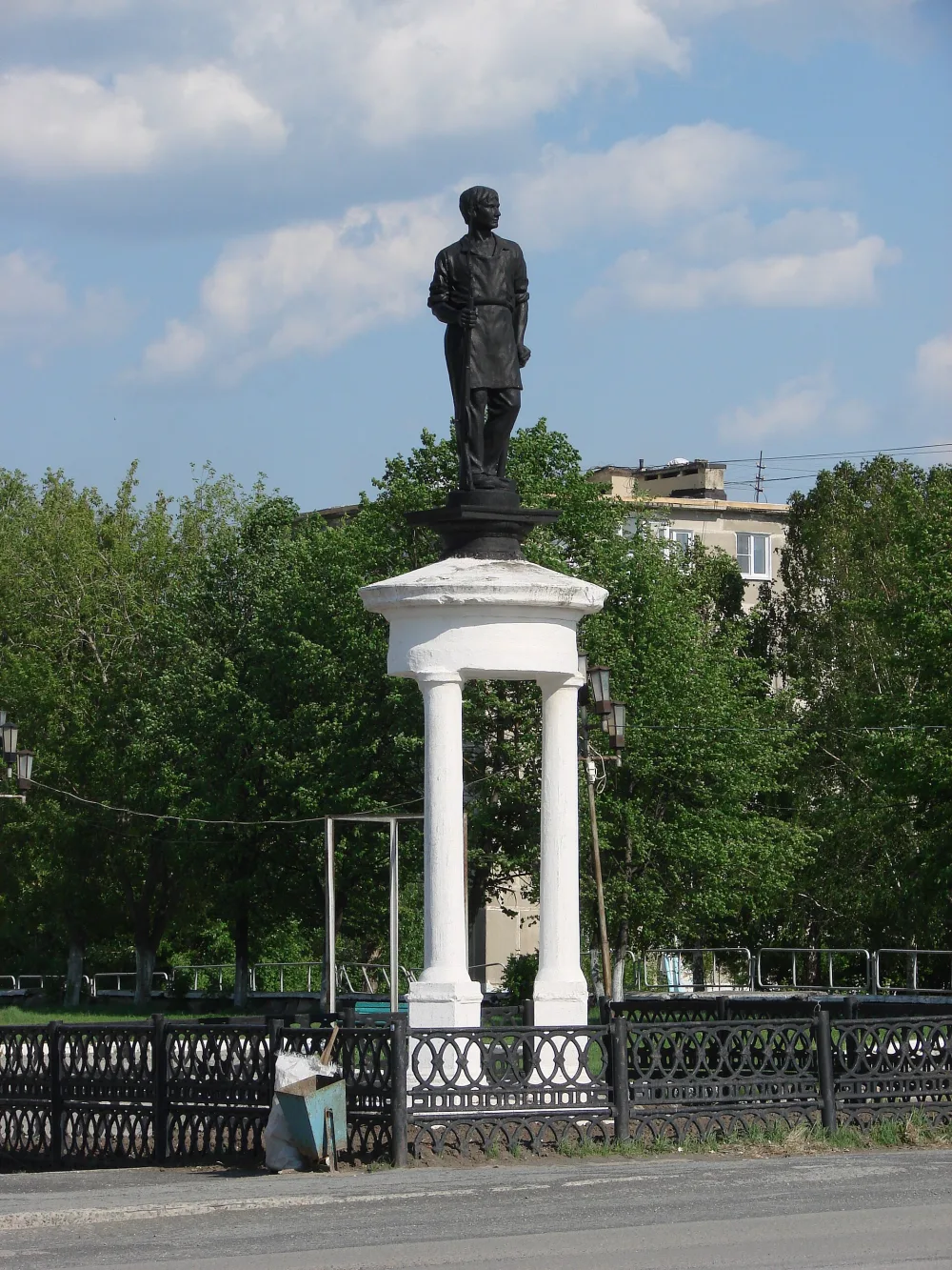 Скульптурный памятник борцам революции