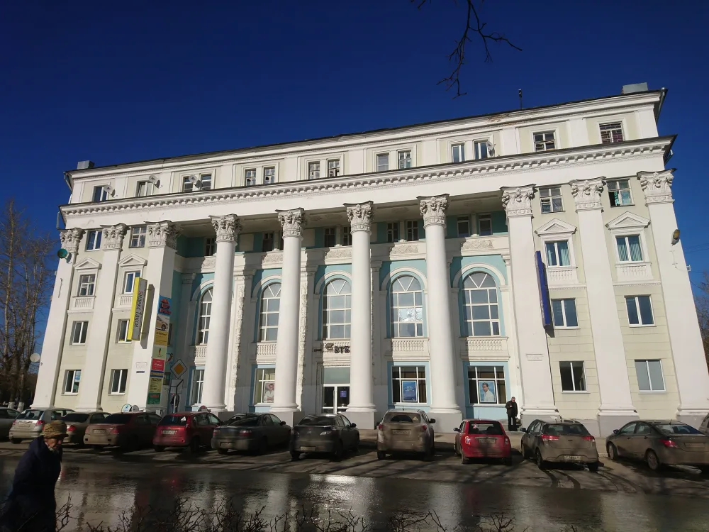 Жилой дом с магазином
