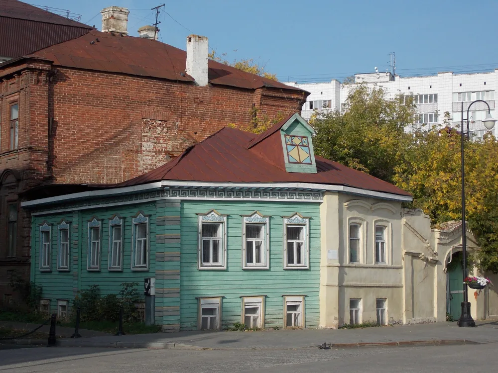Жилой дом второй половины XIX века, с воротами (Казань)