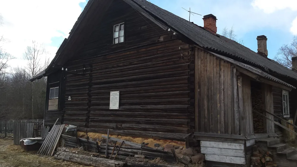 Дом, в котором с 1893 по 1938 гг. жил старейший рабочий завода «Дружная горка», герой Социалистического труда М.П. Уткин (Дружная Горка)