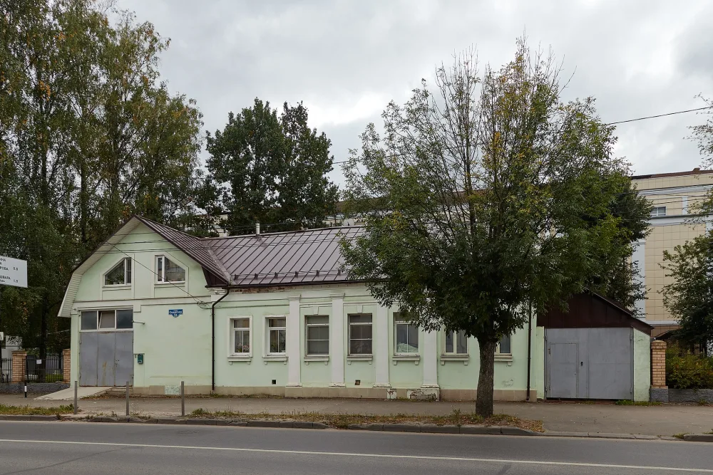 Жилой дом с проездными воротами (Тверь)