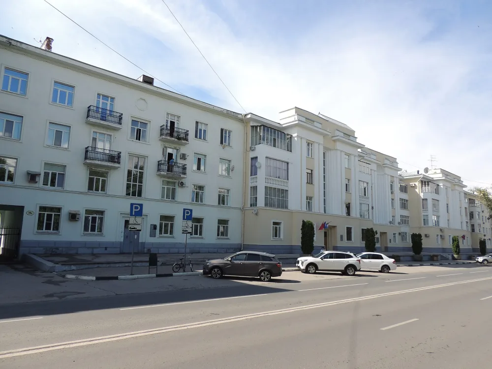 Дом жилой офицерского состава на площади им. Куйбышева. Дом, в котором в квартире 11 жил в эвакуации Д.И. Ульянов в 1941-1943 годах